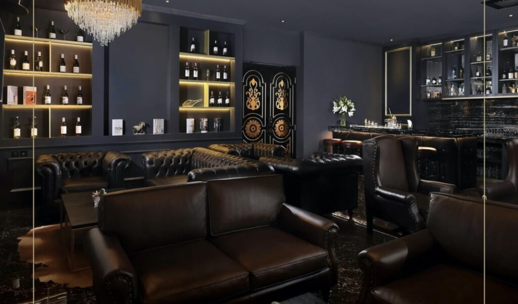 Kingsway, Hot Spot Bar & Restaurant in Kuta